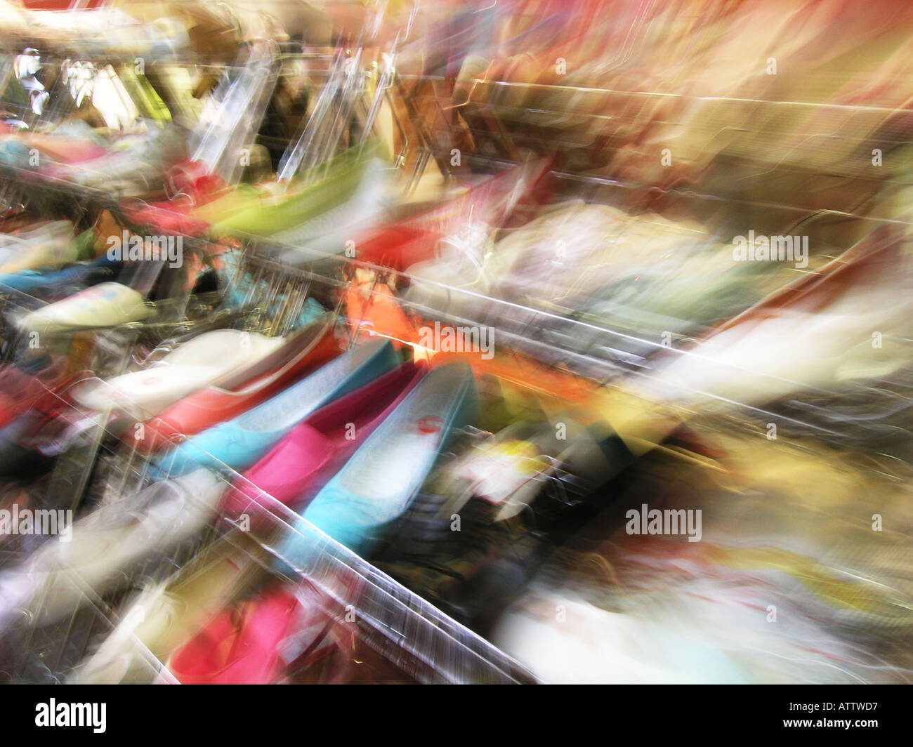 Schuhe für den Verkauf auf Display Rack im Schuhgeschäft in Motion blur Stockfoto