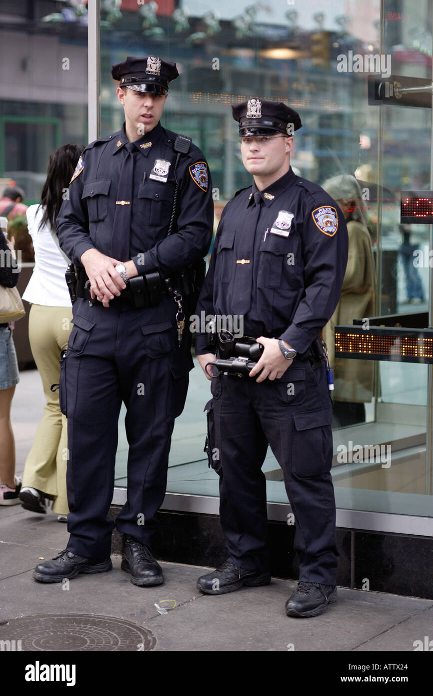 Zwei NYPD-Polizisten in Manhattan Stockfoto