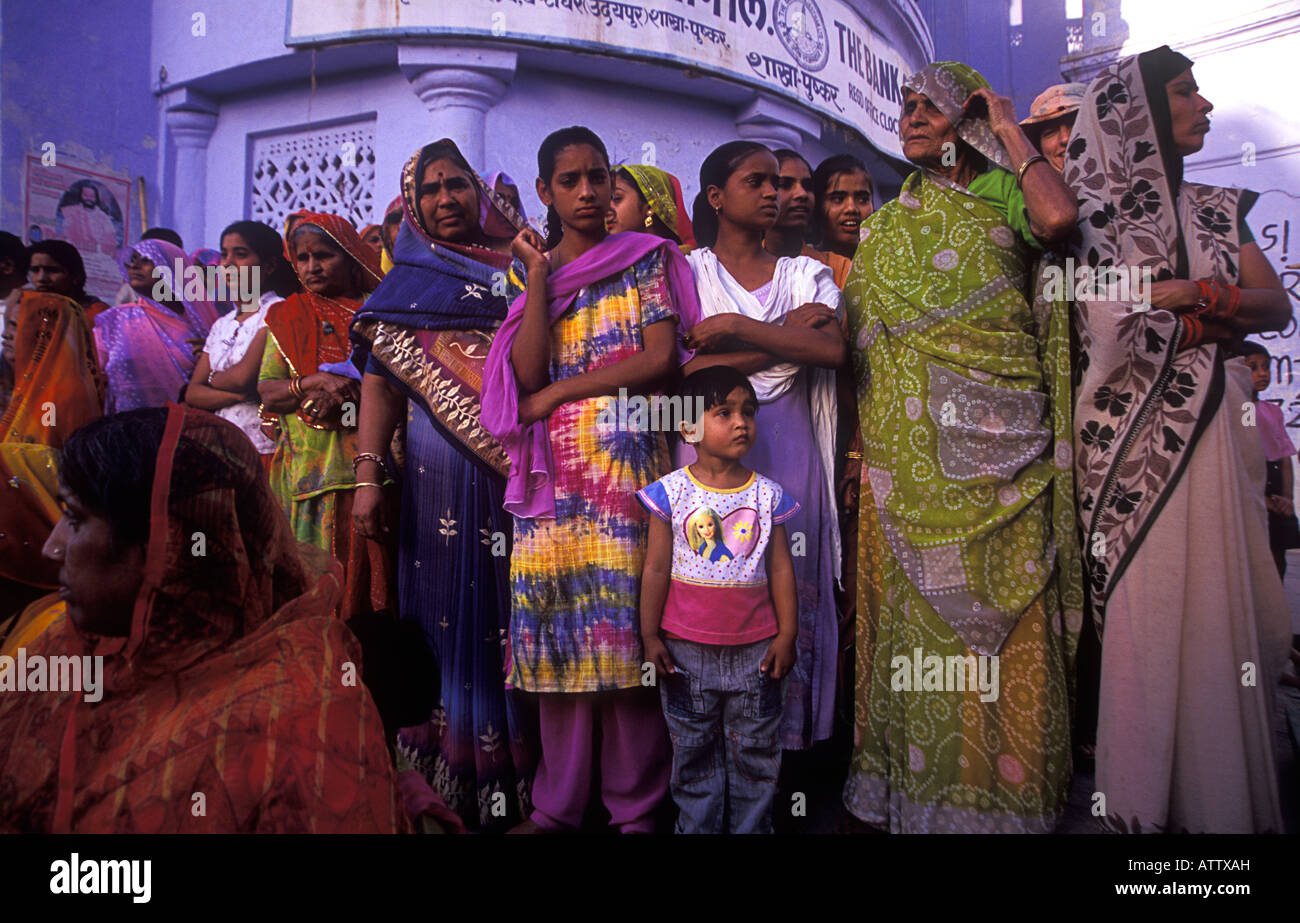 Frauen, die gerade einer Parade in Pushkar Rajasthan Indien Stockfoto