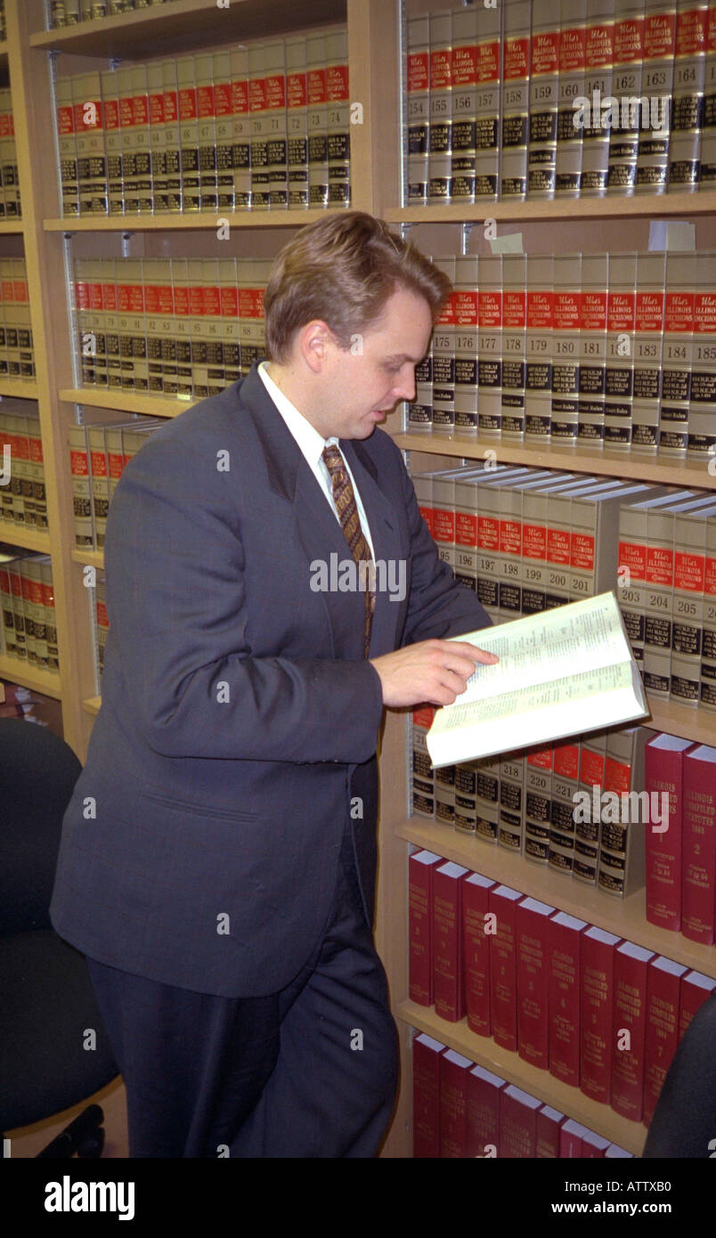 Rechtsanwalt 27 Jahre Lesung nachdenklich im juristischen Bibliothek Chicago Illinois USA Stockfoto