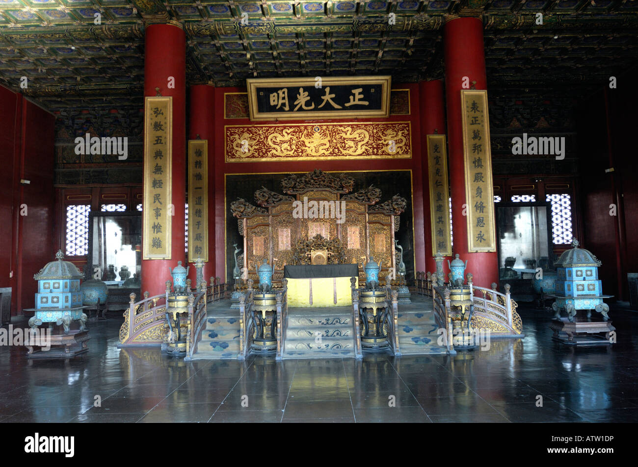 Kaiserlichen Thron im Palast der Himmlischen Reinheit in der verbotenen Stadt in Peking. 3. März 2008 Stockfoto