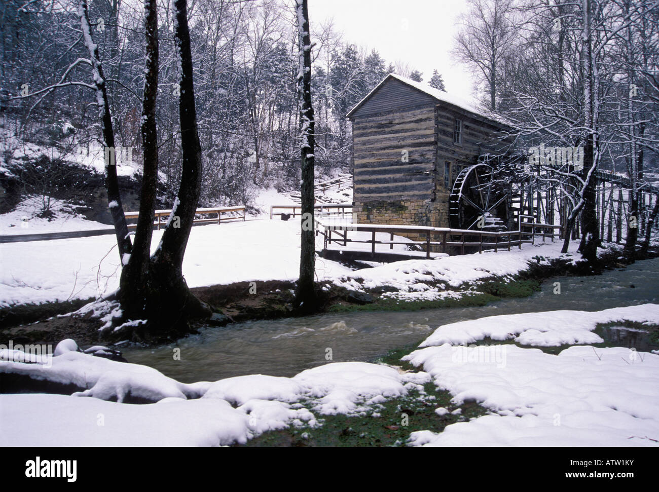 Squire Boone Grist Mill und Neuschnee bei Squire Boone Kaverne Harrison County Indiana Stockfoto