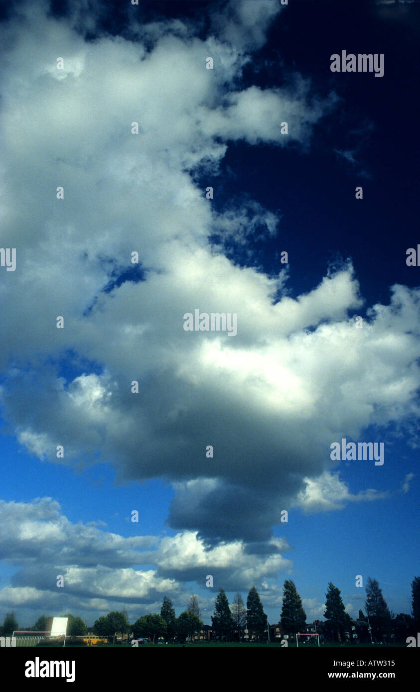 Wolkenbildung am blauen Himmel Stockfoto