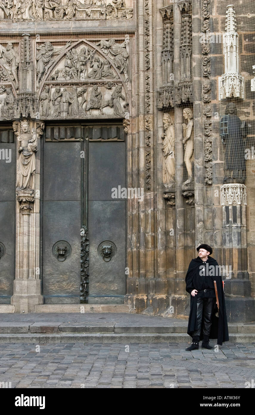 Mann in einem mittelalterlichen Kostüm vor die gotische St. Lorenz Cathedral, Nürnberg, Deutschland Stockfoto