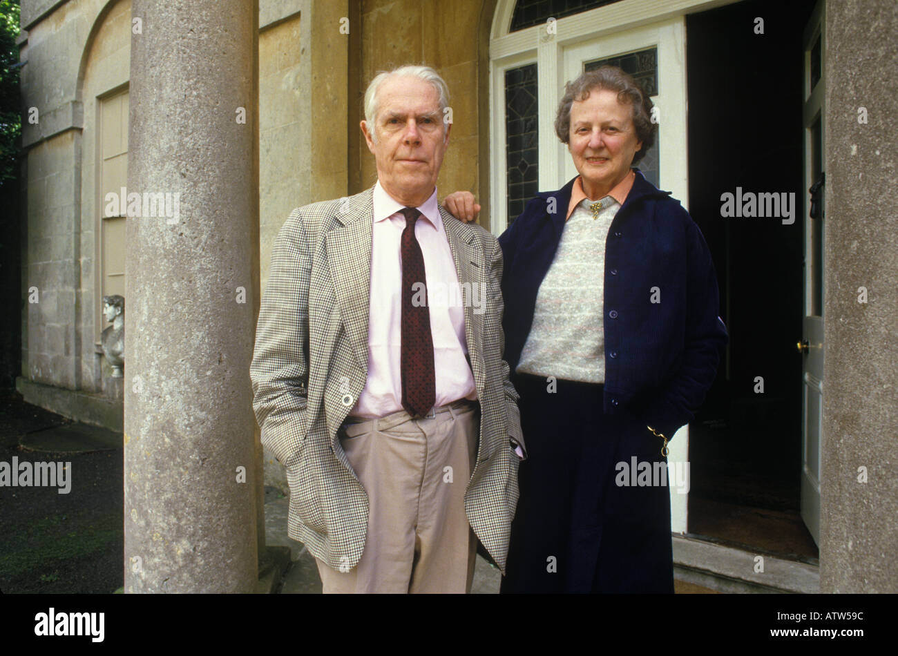 Anthony Powell Autor mit Frau Lady Violett Powell, geboren Violett Georgiana Pakenham, außerhalb ihres Somerset Home 1987. 1980 s UK HOMER SYKES Stockfoto