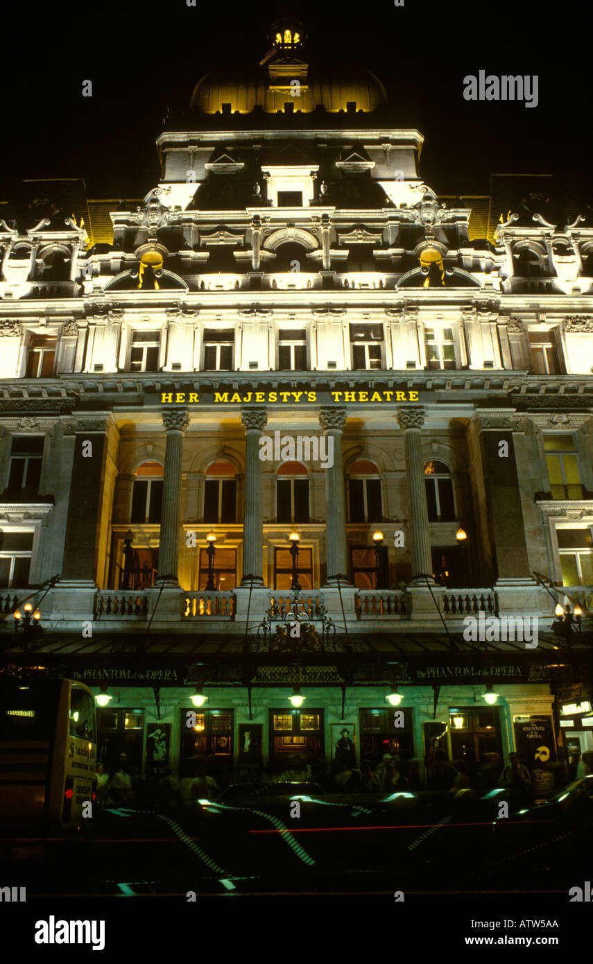 Ihre Majestät Theater Haymarket London England. Leute verlassen am Ende der Aufführung HOMER SYKES Stockfoto