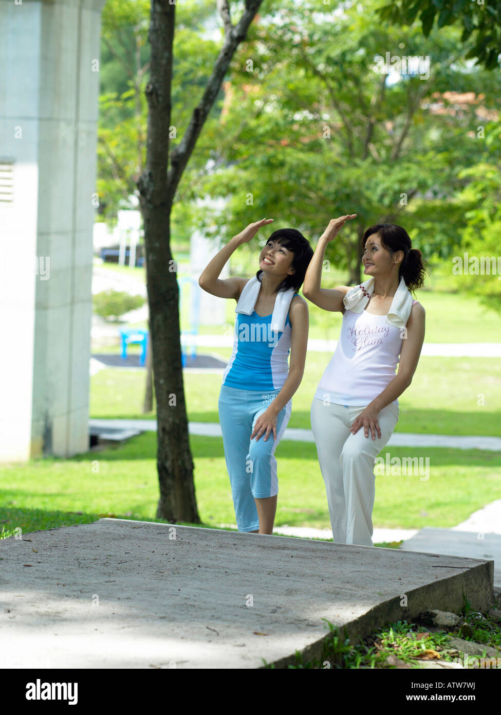 zwei Frauen im Park spazieren Stockfoto