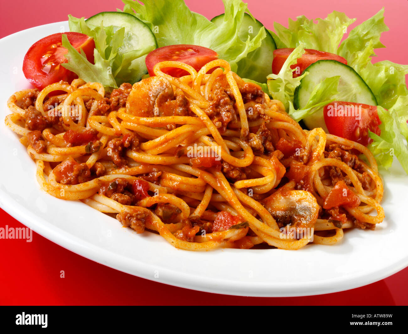 TELLER MIT SPAGHETTI BOLOGNESE MIT SALAT Stockfotografie - Alamy