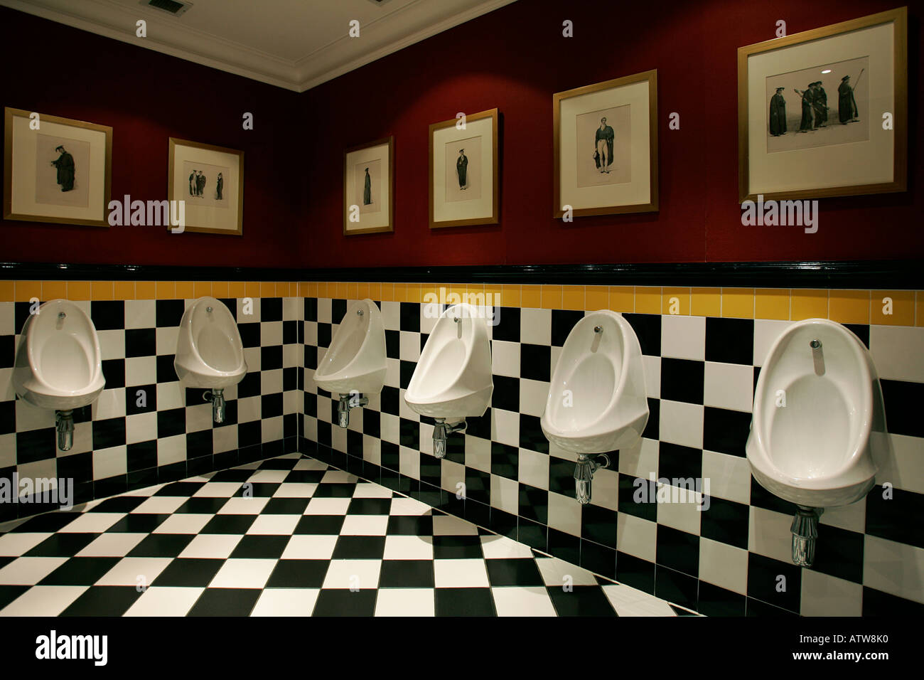 Urinale Herren Wc Mannlich Fliesen Schwarz Weiss Luxus Noblen Loo Leeren Mannliche Licht Bilder An Der Bordeaux Wand Teuer Stockfotografie Alamy