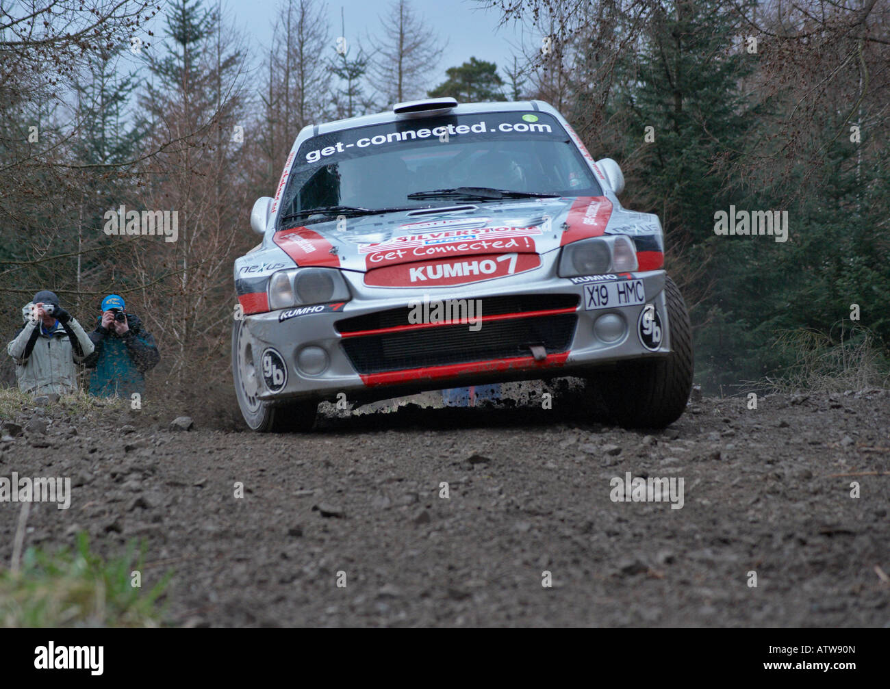 Rallye-Auto auf einer speziellen Waldbühne einer Motorsport-Rallye Stockfoto