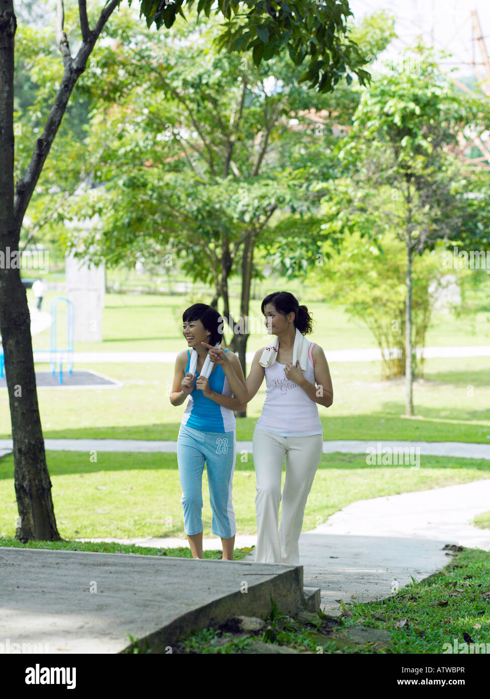 zwei Frauen Joggen im park Stockfoto