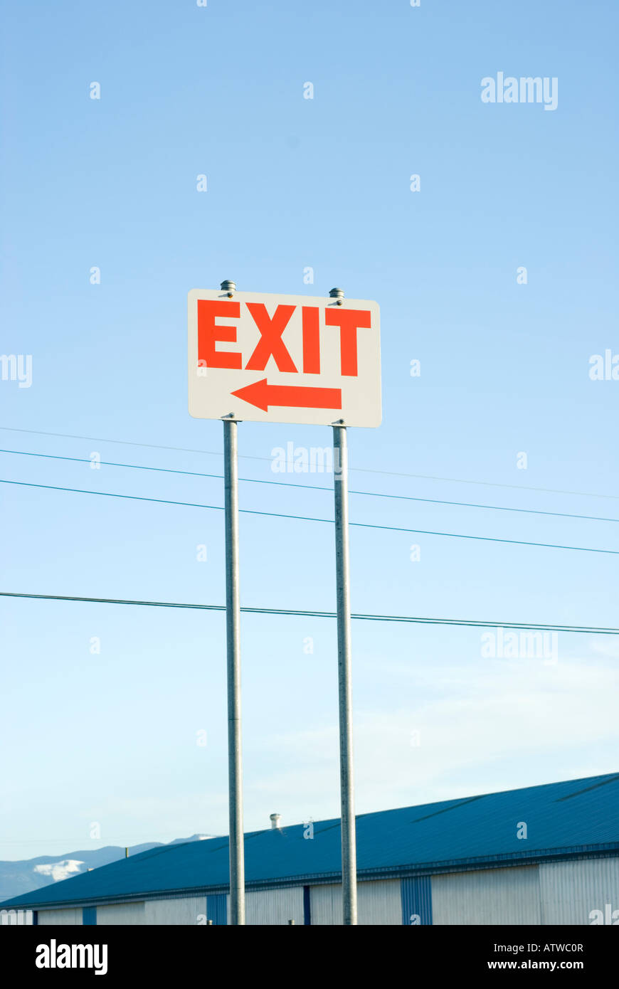 Parkplatz-Ausfahrt mit Pfeil vor einem blauen Himmel Stockfoto