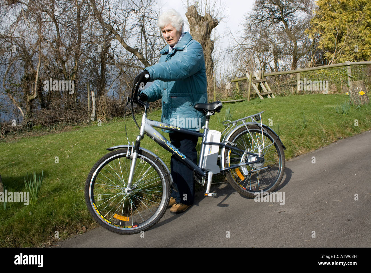 Frau Senioren mit Elektro-Fahrrad UK Stockfoto