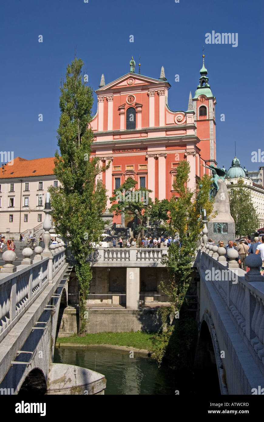 Ljubljana, Slowenien. Franziskaner Kirche der Mariä Verkündigung in Presernov Trg von Plecnik Triple Bridge (Drachenbrücke) Stockfoto