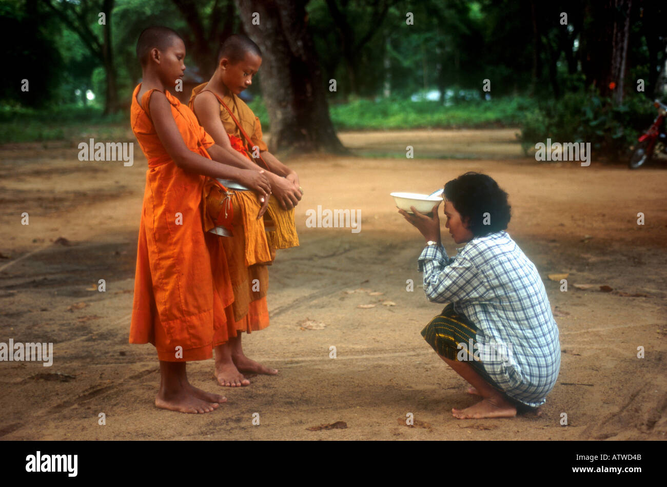Buddhistischen Novizen auf Almosen Runde Isan Thailand Stockfoto