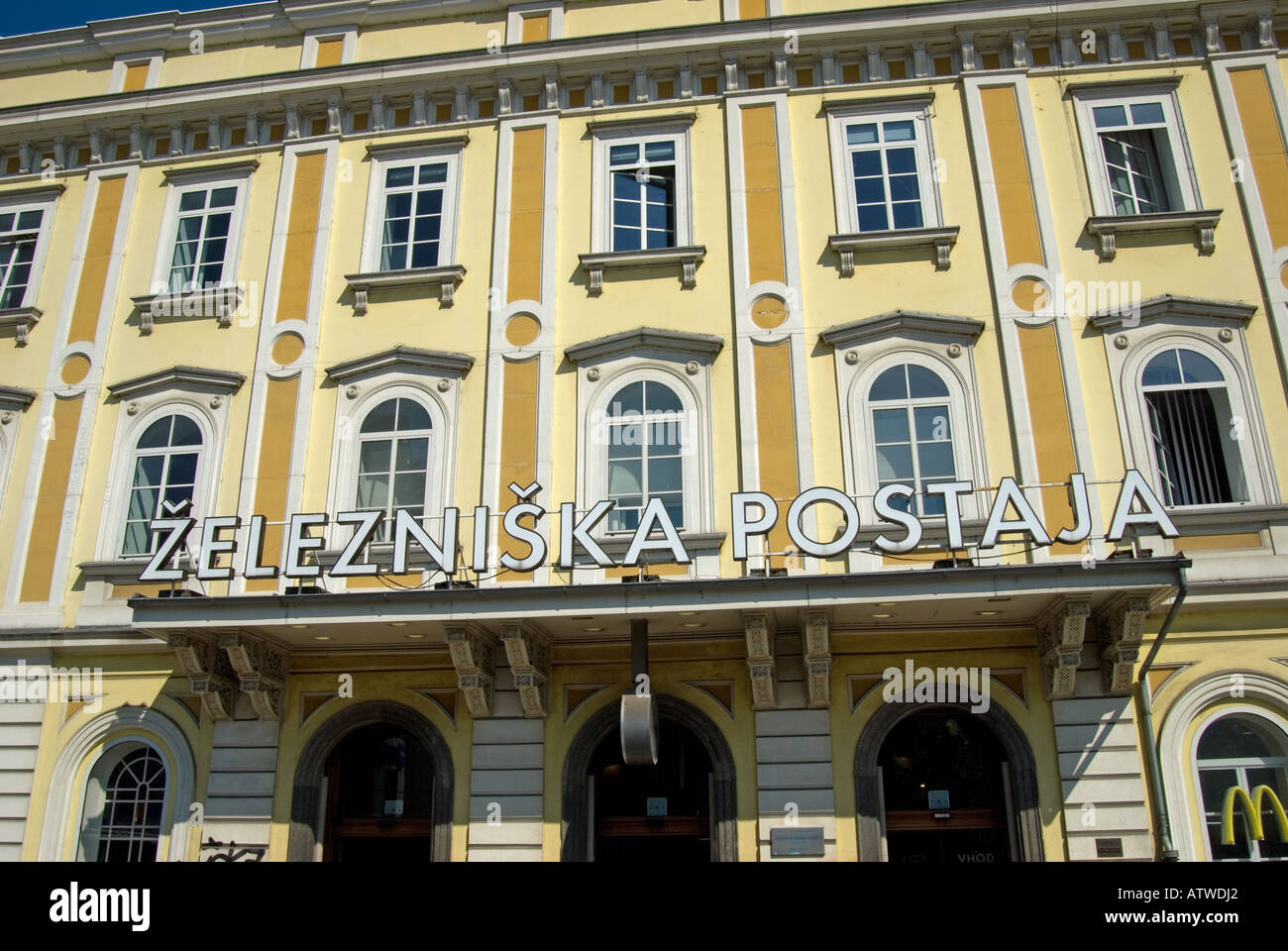Ljubljana, Slowenien. Fassade des Hauptbahnhofs (Zelezniska Postaja) Stockfoto