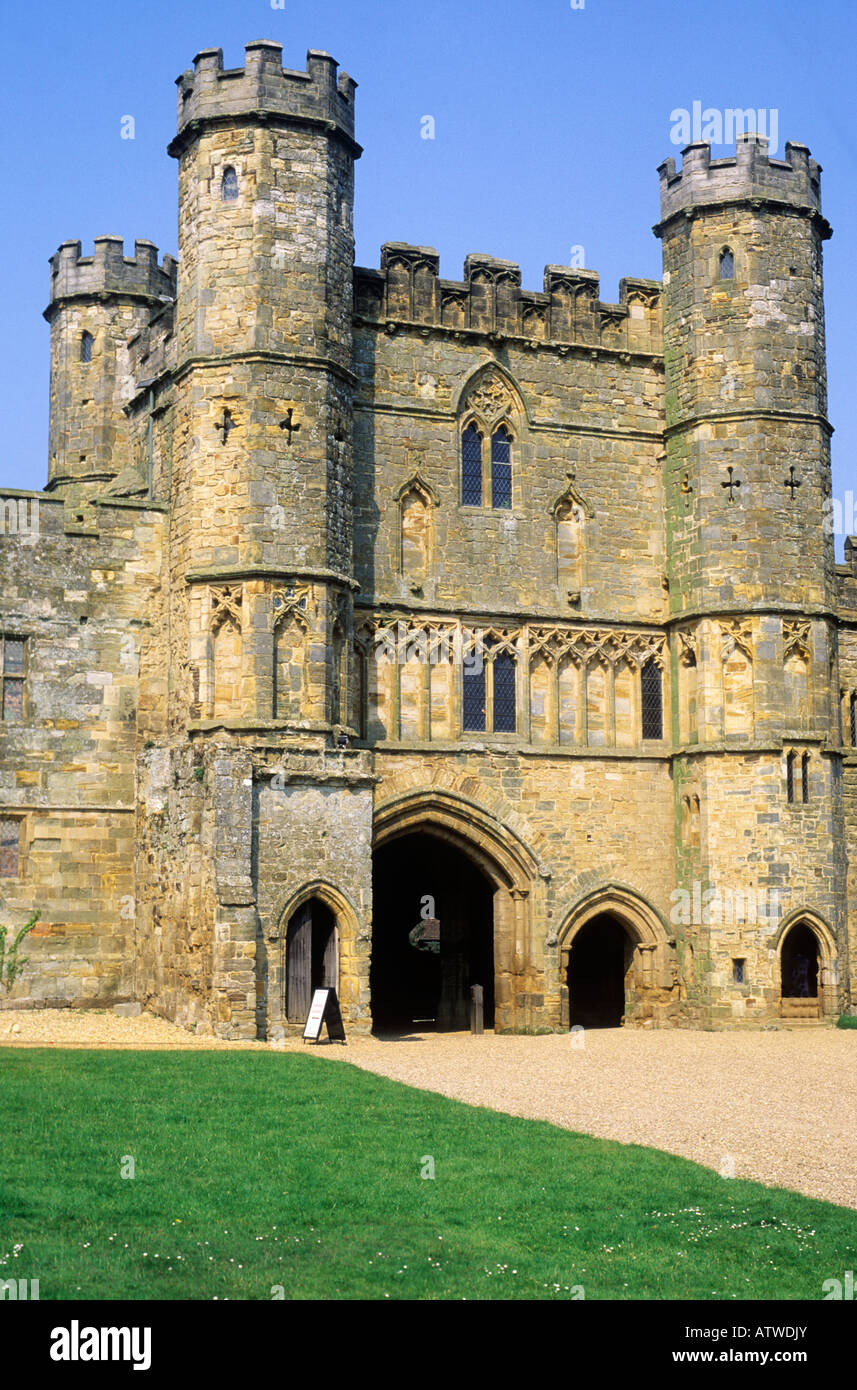 Kampf der Abtei Gatehouse Sussex mittelalterliche englische Architektur Türmchen Türme klösterliche Gebäude Reisen Tourismusgeschichte England UK Stockfoto