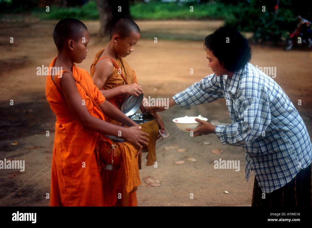 Buddhistischen Novizen auf Almosen Runde Isan Thailand Stockfoto