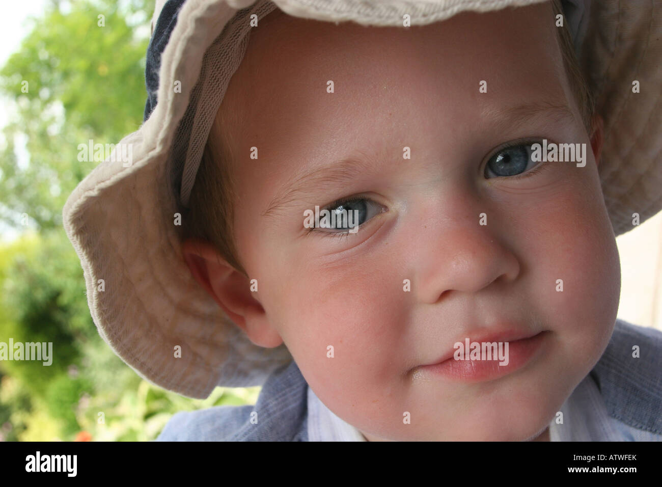 Kleiner Junge in einen Hut direkt in die Kamera schauen Stockfoto