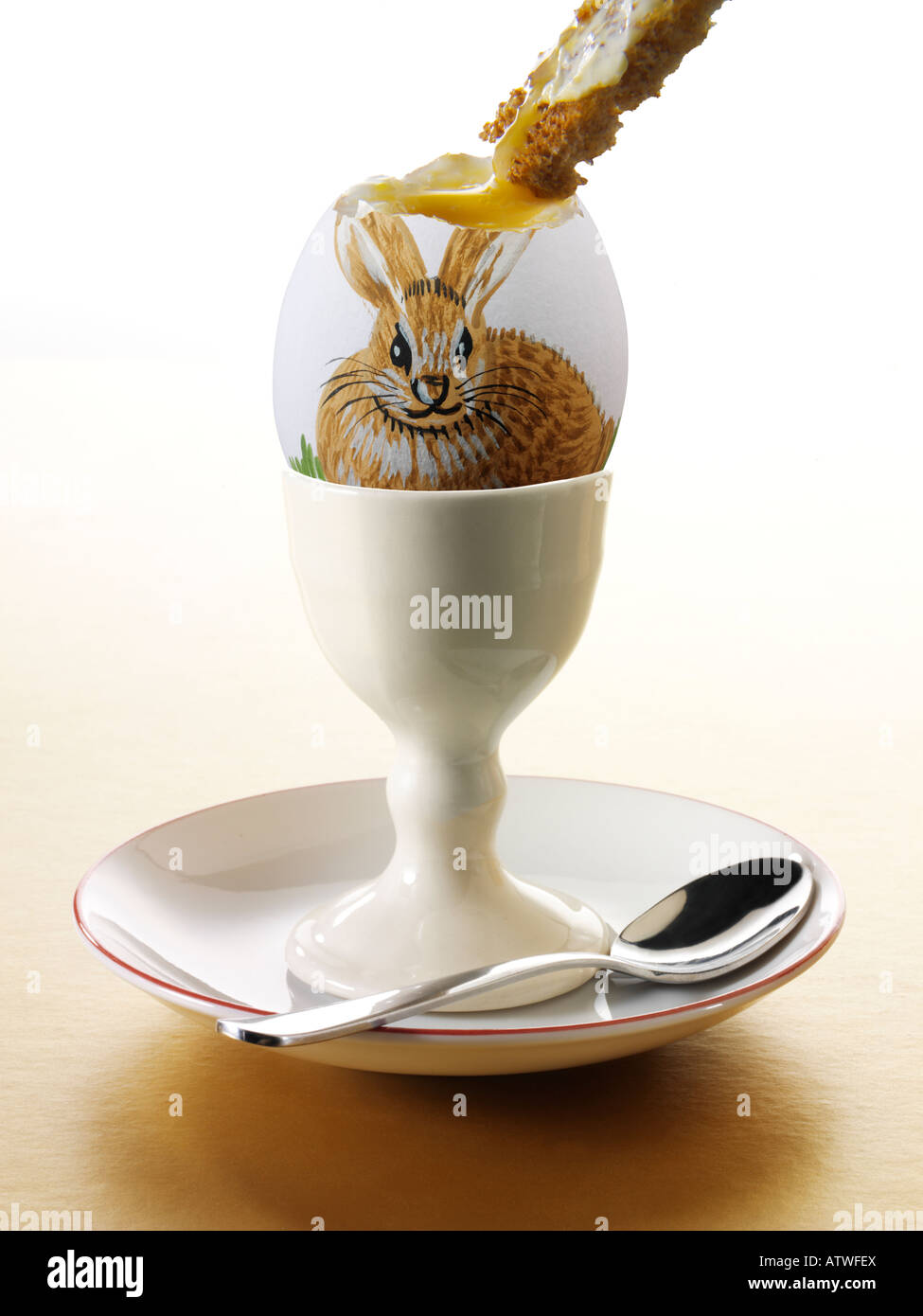 Scharfen Sie Osterei mit Kaninchen Dekoration gemalt, Fokus. Gekochtes Ei mit Soldaten Stockfoto