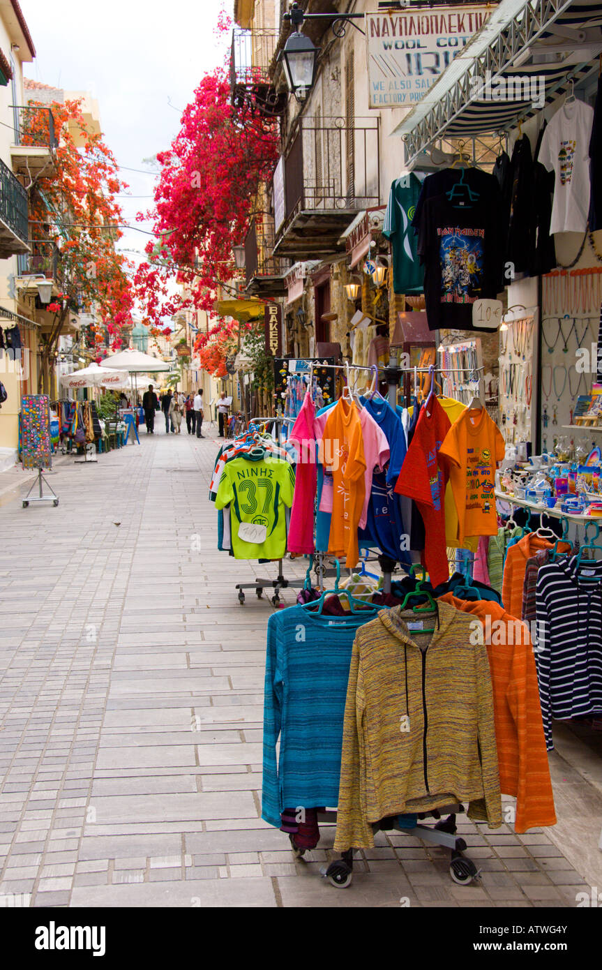 Kleine Outdoor-Restaurants und Geschäfte in Nafplion, Griechenland Stockfoto