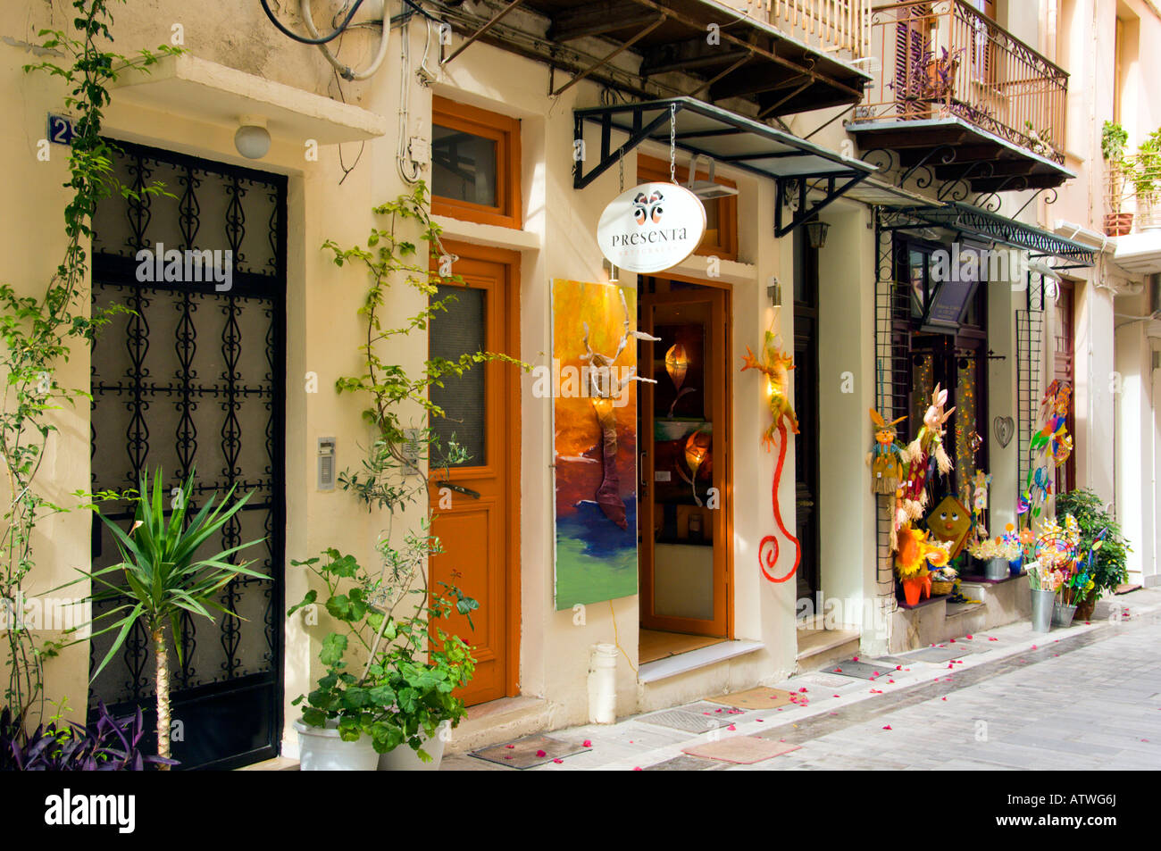 Kleine Outdoor-Restaurants und Geschäfte in Nafplion, Griechenland Stockfoto