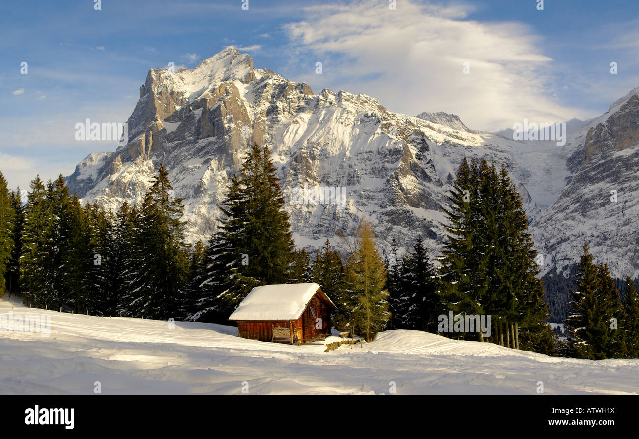 Alpine Skipiste mit Schnee und Scheune mit Blick auf das Wetterhorn-Berg Stockfoto