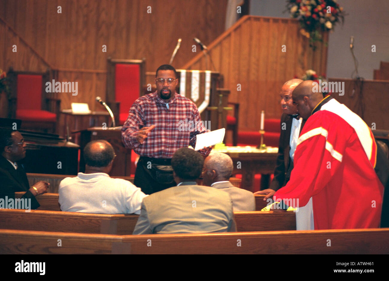 Schwarzer Mann Alter 35 im Gespräch mit Kirche Männergruppe in Baptist Church. Mount Olivet Baptist Kirche St. Paul Minnesota USA Stockfoto