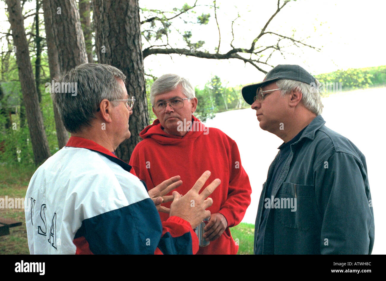 Freunde im Alter von 50 und 62 Männer Begegnung Wochenende bei Roy See sprechen. Nisswa Minnesota USA Stockfoto