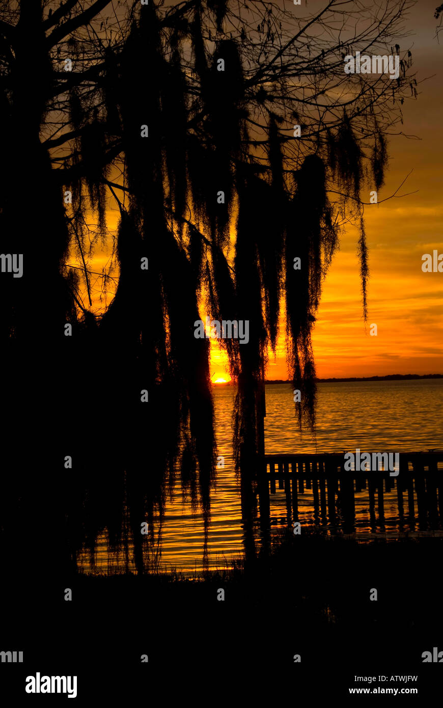 Zentralflorida Sonnenuntergang über See und Kanu rack Stockfoto