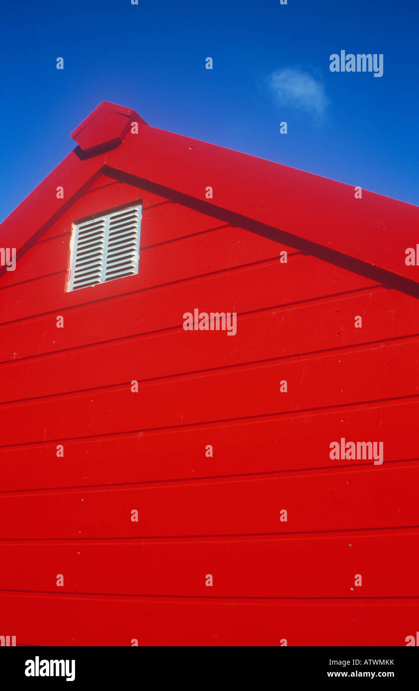 Detail der Kiosk unter blauem Himmel, Chalet oder Schuppen oder scarlet rot bemalte hölzerne Strandhütte mit Blätterteig von cloud Stockfoto