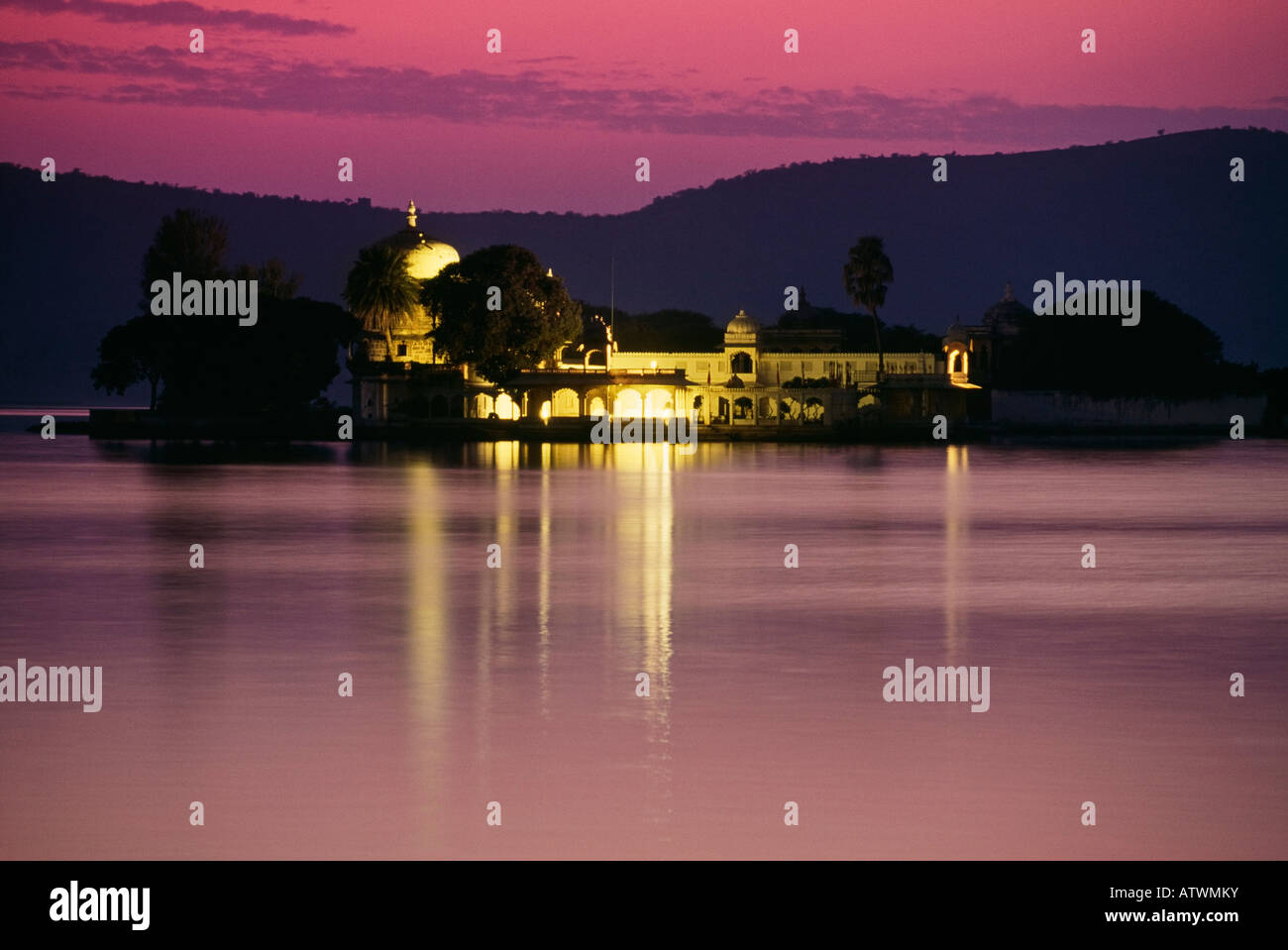 Jagmandir Palast bei Nacht, Lake Pichola, Udaipur, Rajasthan, Indien Stockfoto