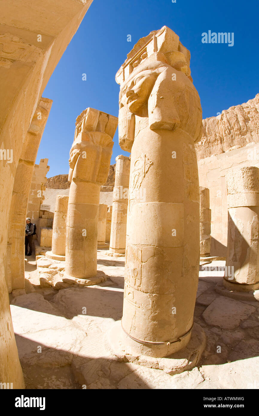 Hatschepsut-Tempel geschnitzten Steinsäulen in Kapelle der Hathor, gebaut von der weibliche Pharao Königin Westjordanland Luxor Ägypten Nordafrika Stockfoto