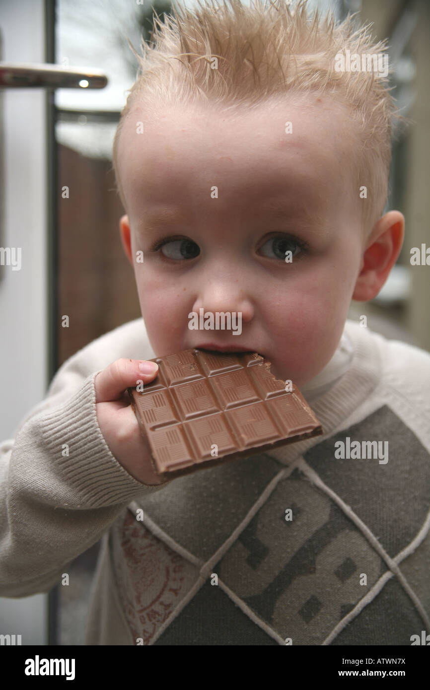 Ein Kleinkind Essen Eine Grosse Tafel Milchschokolade Stockfoto