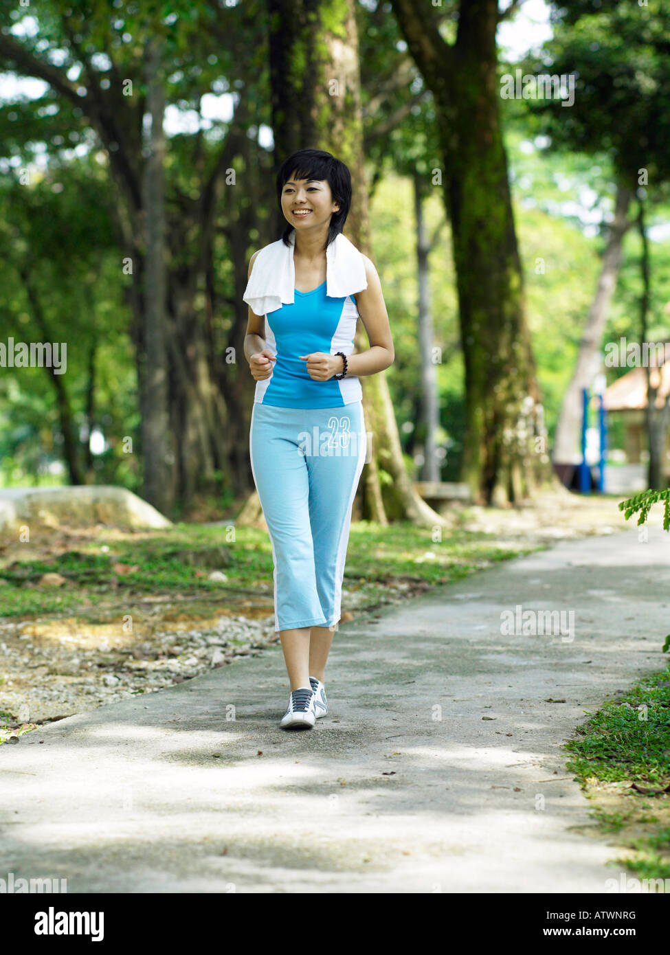 junge Frau im Park spazieren Stockfoto