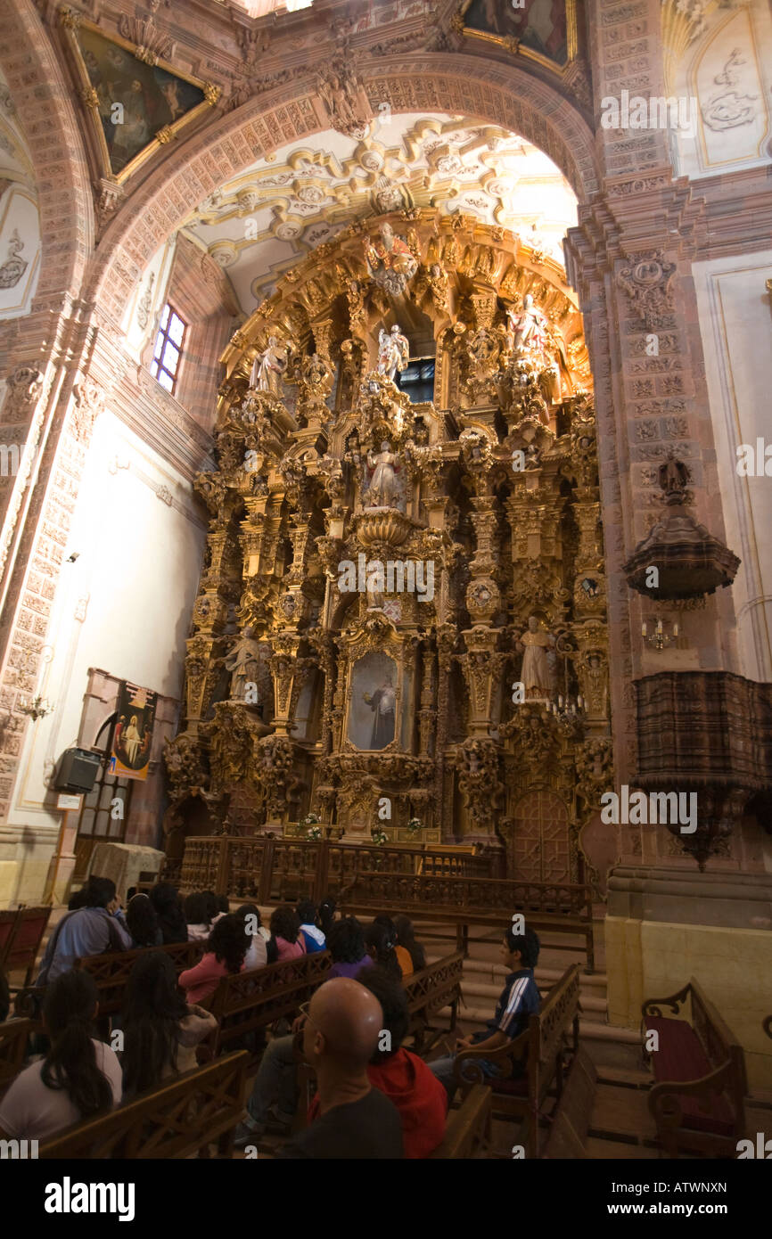 Mexiko Valenciana vergoldet und aufwendige Retablos am Altar Tour Gruppe Innenraum der Kirche von San Cayetano Churrigueresco 1700er Jahren Stockfoto