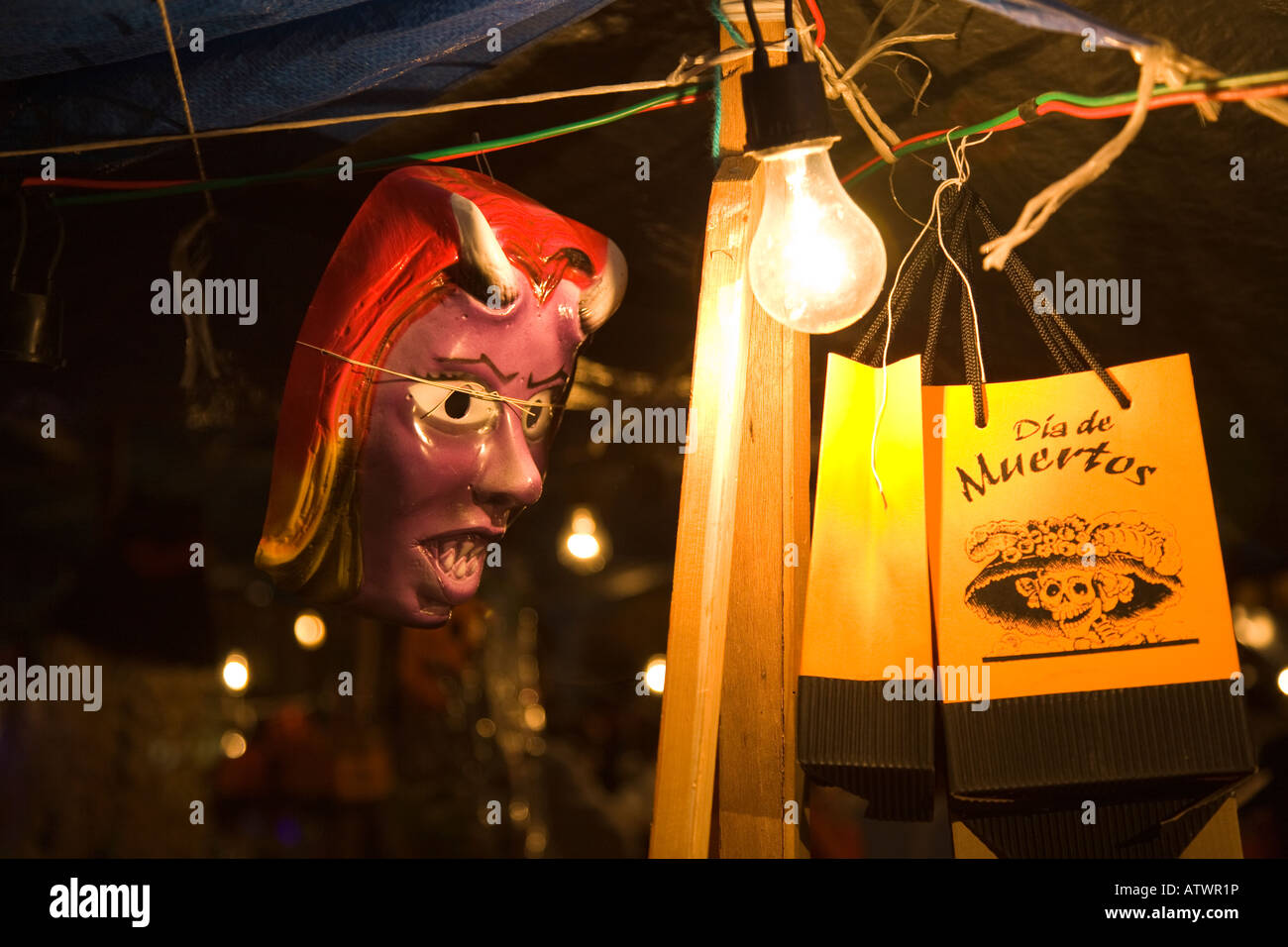 Mexiko Guanajuato Shopping Bag für Tag der Toten beängstigend weibliche Maske bei Nacht Glühbirne in Kabine Stockfoto