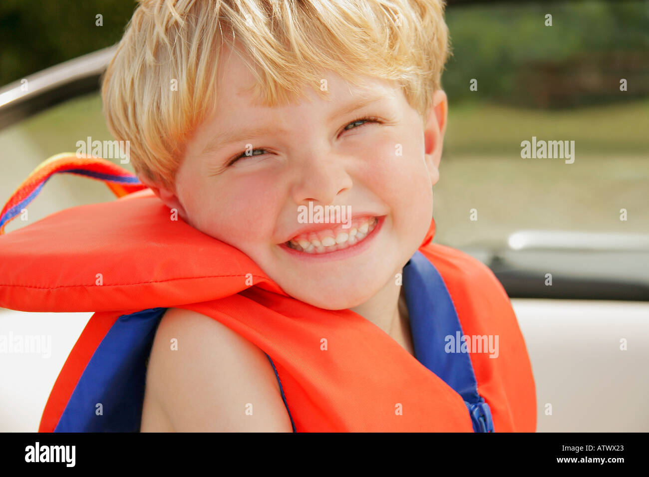 Ein fröhlicher kleiner Junge eine Schwimmweste tragen Stockfoto