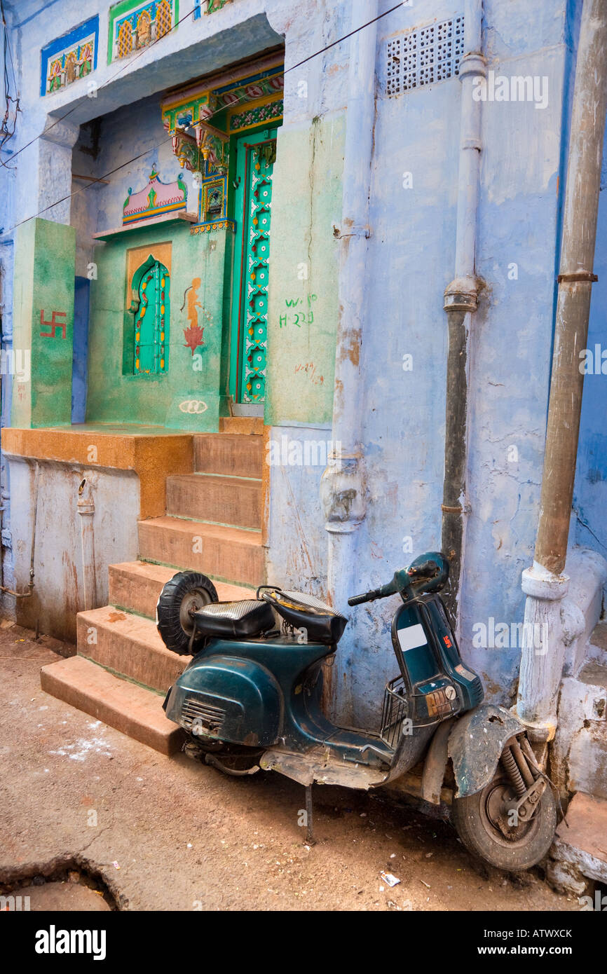 Indische Straße Motorrad und farbige Tür Stockfoto