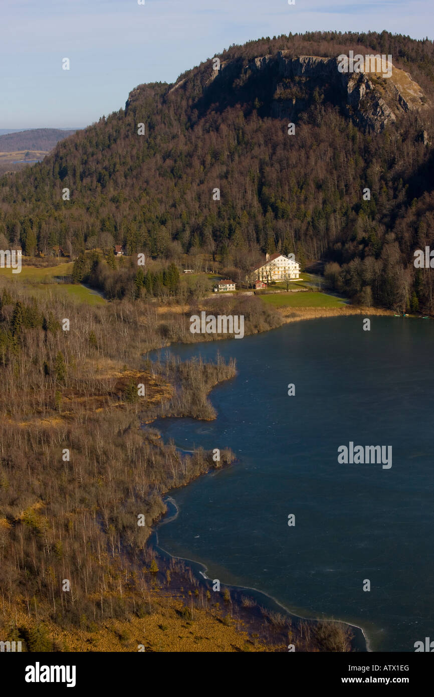 Lac de Bonlieu, Bonlieu See, im Jura-Gebirge eingefasst mit Moor Frankreich Stockfoto