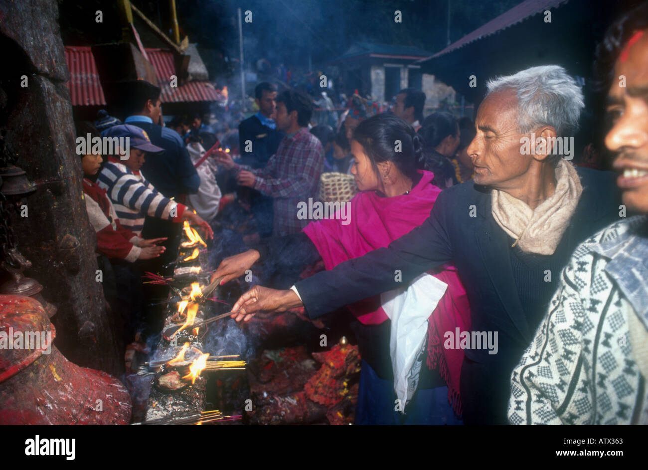 BUFFALO DASINKALI OPFER KHATMANDU TAL NEPAL JEDE WOCHE TAUSENDE VON ZIEGEN UND HÜHNER WERDEN IN DIESEM KLEINEN TEMPEL, KALI DIE HINDUISTISCHE GÖTTIN DER ZERSTÖRUNG PH DAN WEIß ZU BESCHWICHTIGEN GEOPFERT Stockfoto