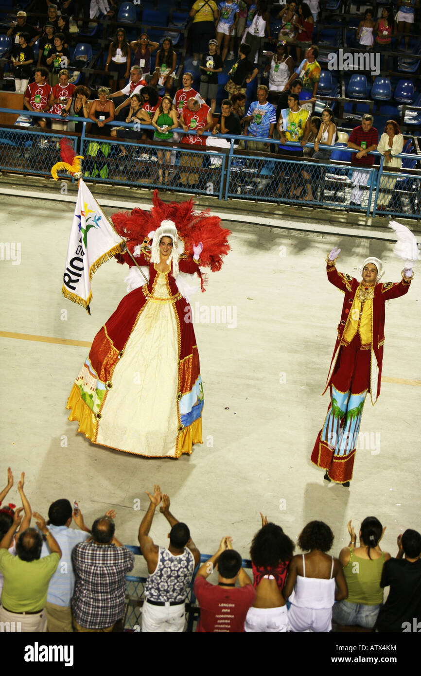 Details zu schweben und erstaunlichen Kostüme von Ausstellern und Tänzer auf der Parade auf dem Sambadrome, Rio De Janeiro, Brasilien, Karneval Stockfoto