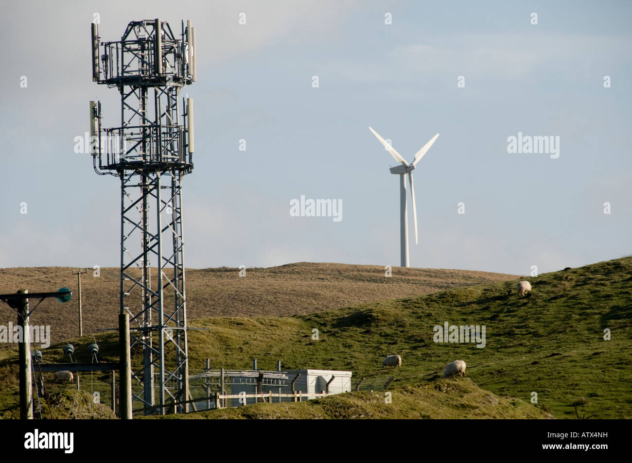 Windmühle und Handy-Mast in der Nähe in der walisischen Landschaft Ceredigion Wales UK - mit ein paar Schafe weiden Stockfoto