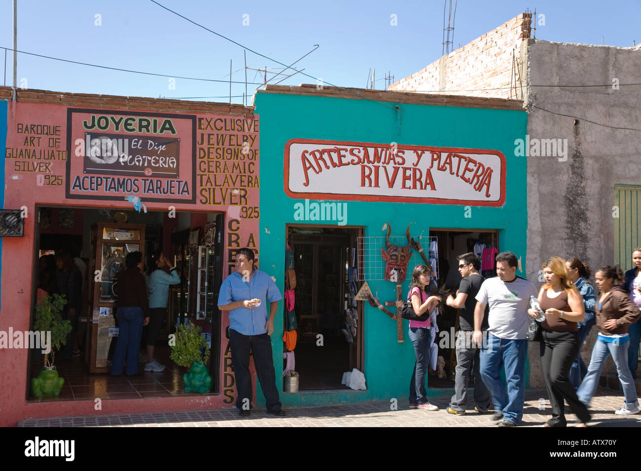 Mexiko Valenciana Besucher außerhalb Einzelverkäufe speichert verkaufen handgefertigte Einzelstücke von lokalen Handwerkern Stockfoto