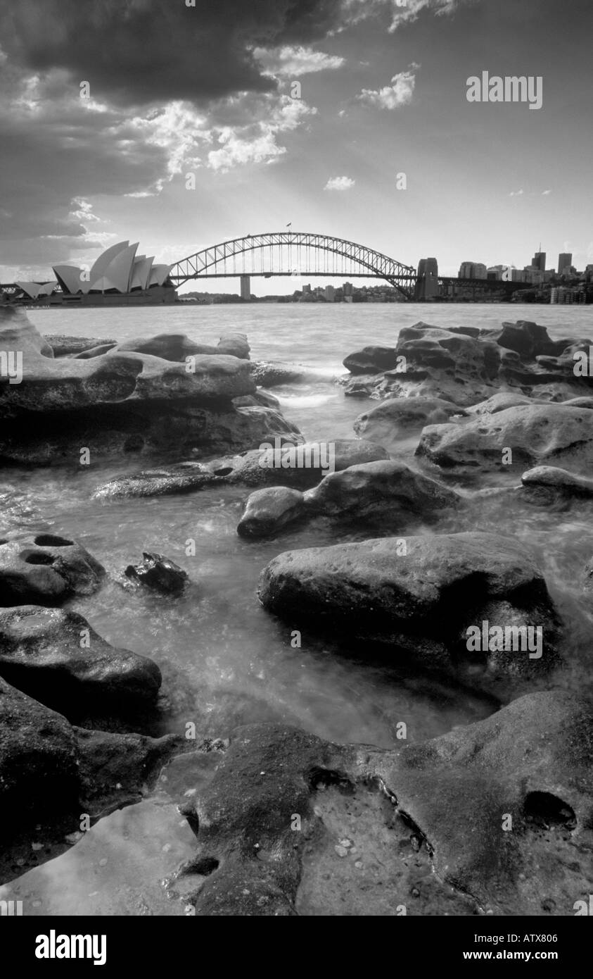 Sydney Harbour von Frau Macquarrie s Punkt botanischen Gärten mit Opernhaus und Bridge und Felsen Stockfoto