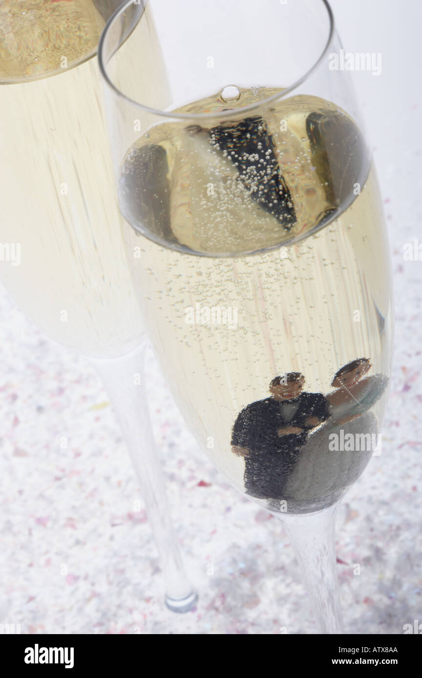 Silhouette couple toast champagne glasses Fotos und Bildmaterial in