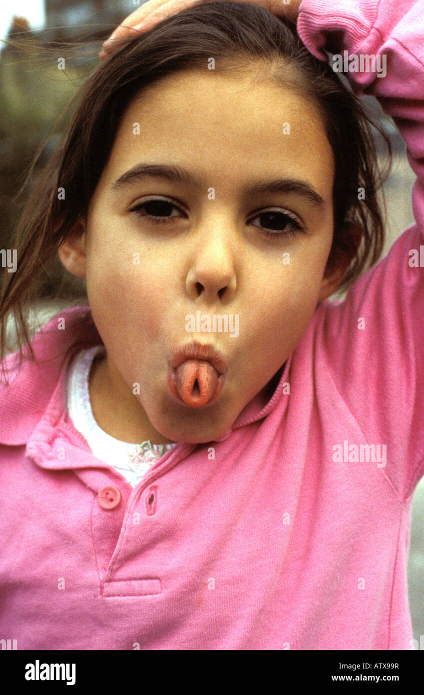 Zunge Rollen ist ein genetisches Merkmal von einem Elternteil weitergegeben  Stockfotografie - Alamy