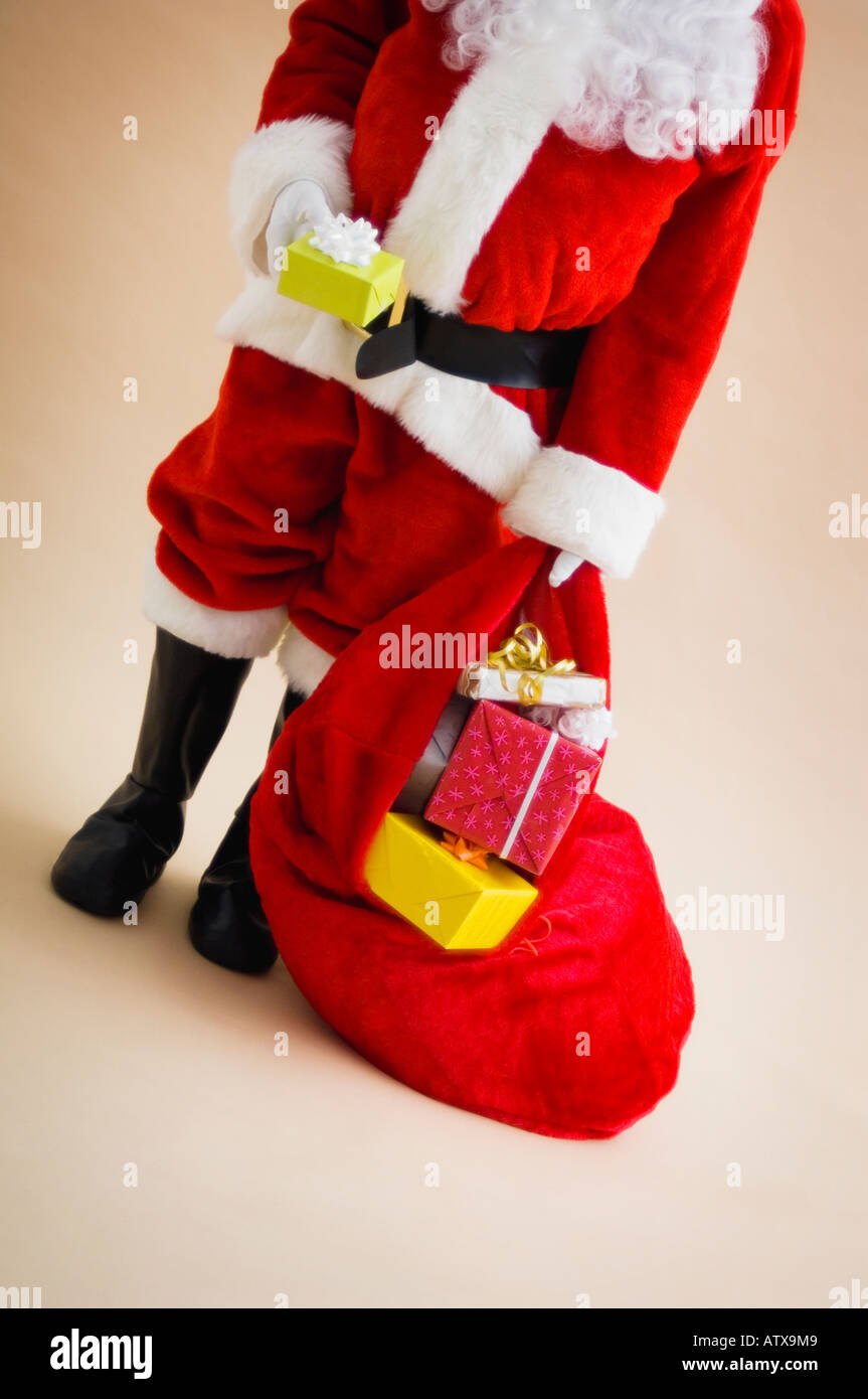 Weihnachtsmann mit Tasche von Geschenken Stockfoto
