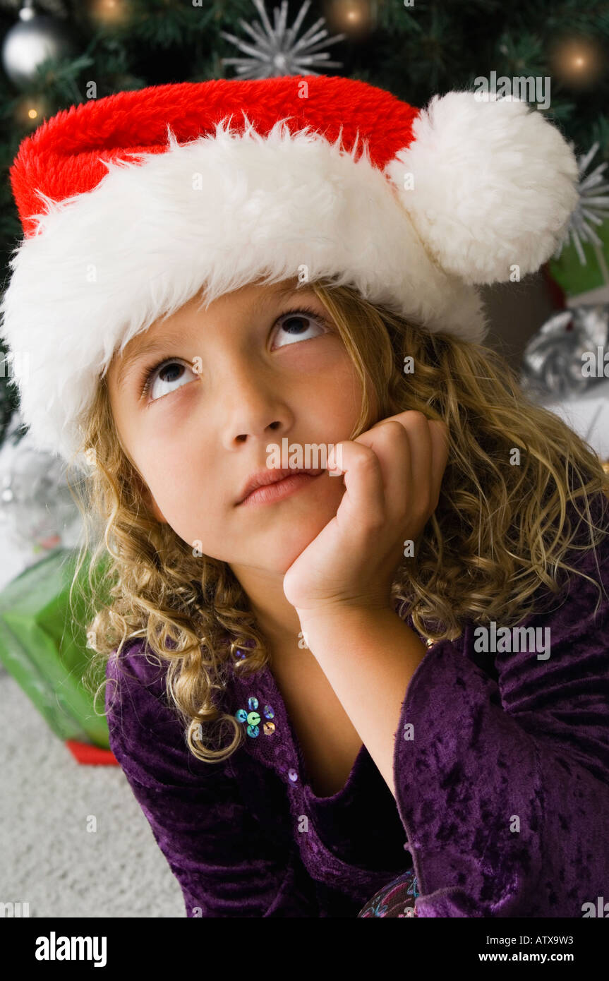Mädchen tragen Weihnachtsmütze Stockfoto