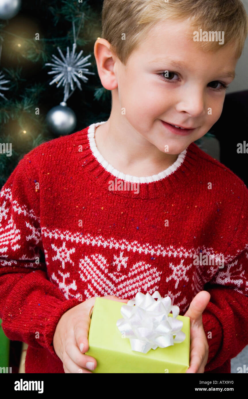 Kind hält Weihnachtsgeschenk Stockfoto